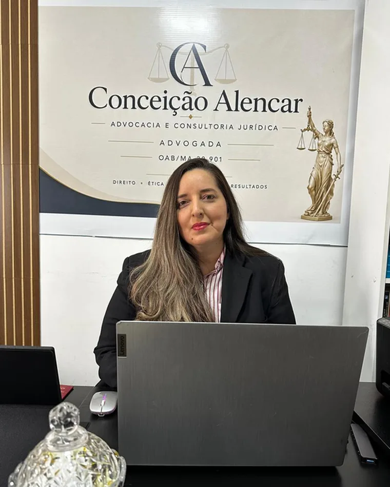 Conceição Alencar trabalhando em seu escritório