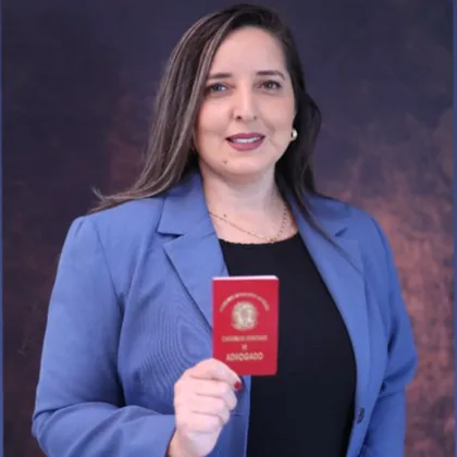 Conceição Alencar com a carteira da OAB